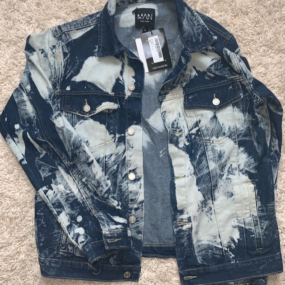 Denim Jacket / Light Acid Washed.